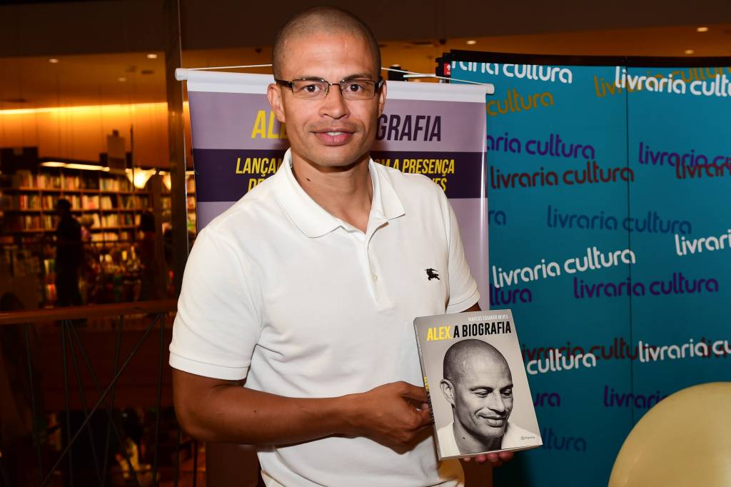 São Paulo negocia com ex-meia Alex para sub-20