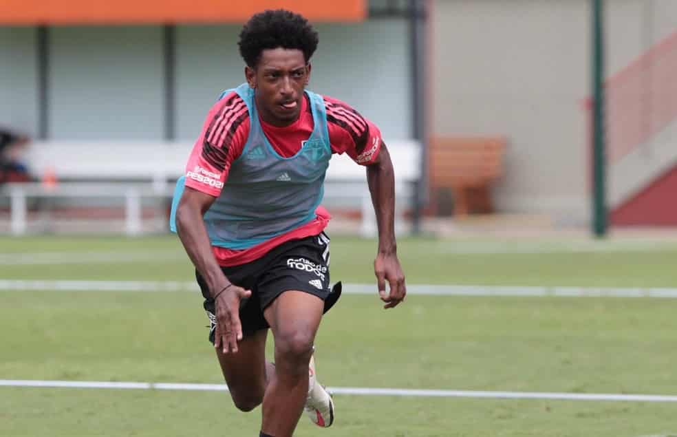 Benítez e jovens treinam com elenco do São Paulo