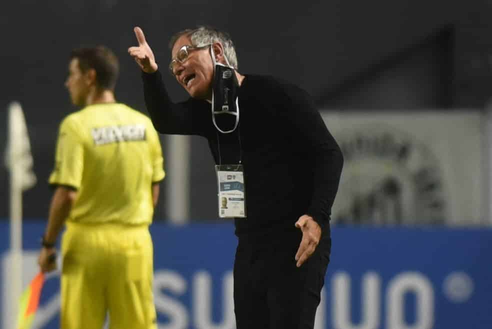 Ariel Holan pede demissão do Santos após protestos da torcida