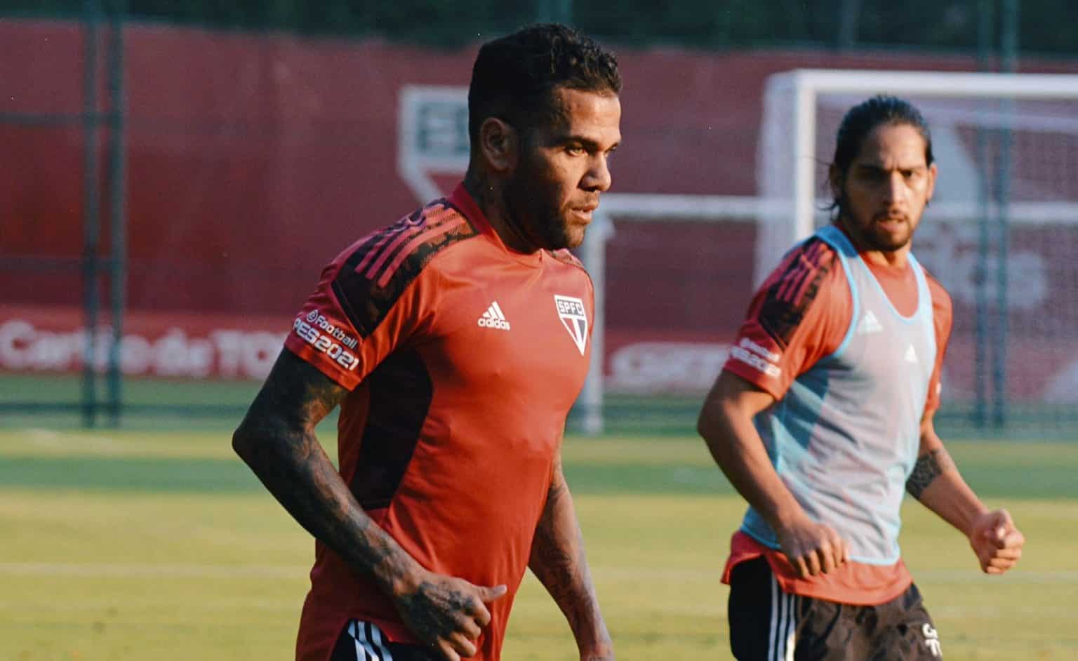 Daniel Alves confirma presença nas Olimpíadas: “Fui convocado e estou à disposição da Seleção”