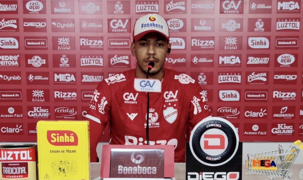Clayton conta trajetória e se diz pronto para estrear pelo Vila Nova: “à disposição do treinador”