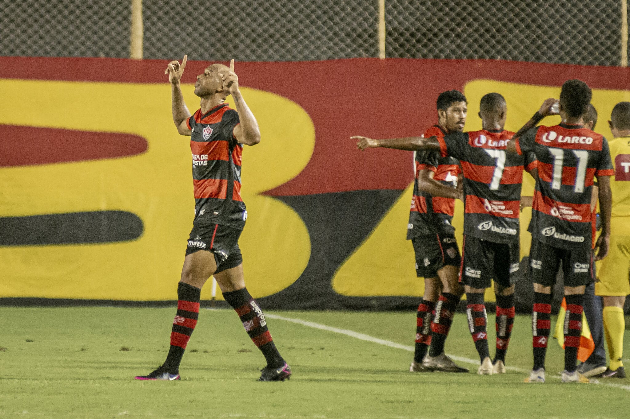 Dinei prega eficiência nos dois tempos para o Vitória voltar a vencer