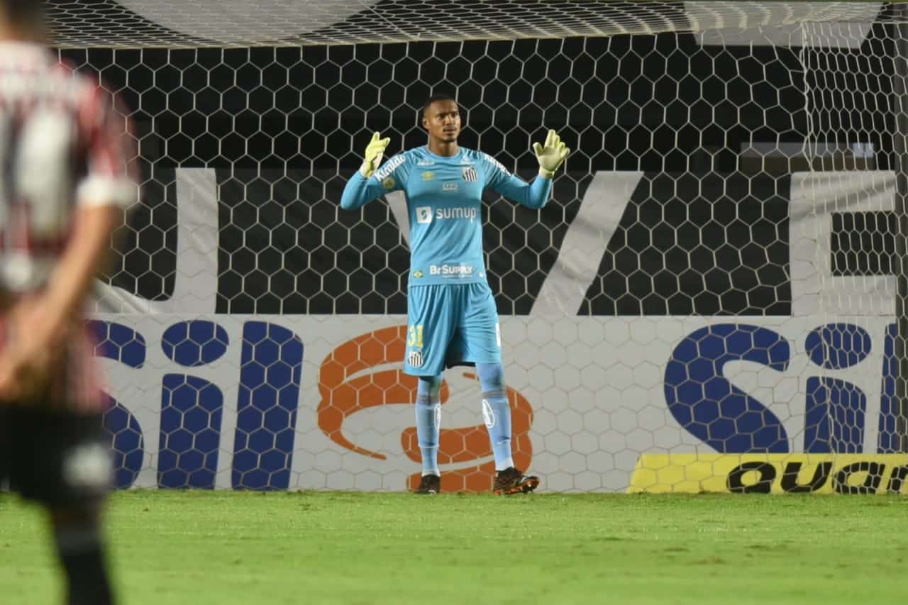 Diniz resolve problema da bola aérea no Santos