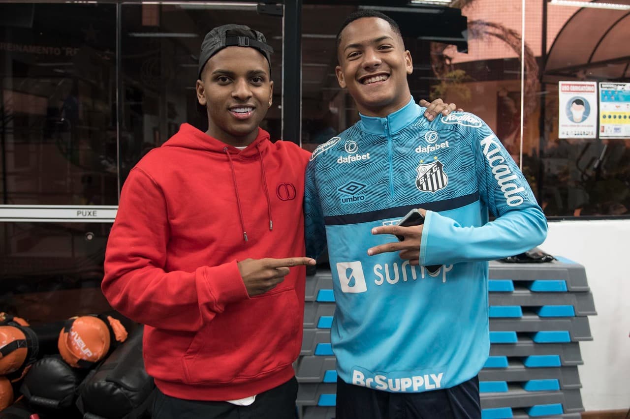 Rodrygo visita CT Rei Pelé e reencontra companheiros da base no profissional