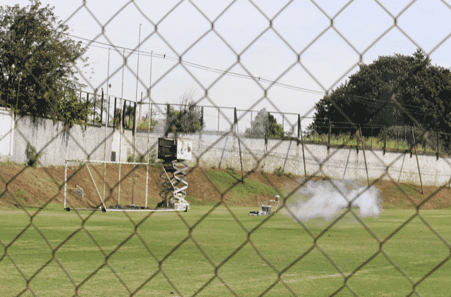 Treino da Ponte Preta é interrompido por ataques de rojões ao gramado