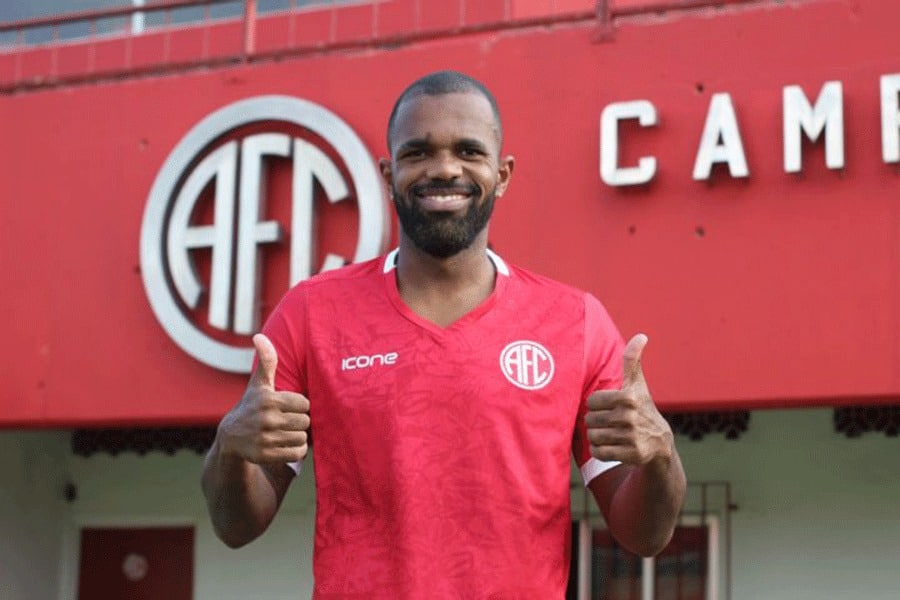 Tadeu é apresentado no América-RJ e está de volta ao futebol carioca após 21 anos