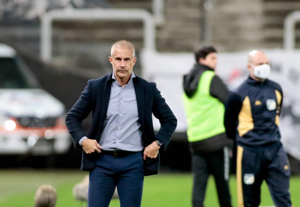 Sylvinho lamenta rendimento do Corinthians contra Bragantino: “Vivemos um tempo complicado”