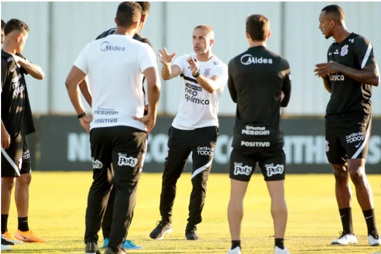 Sylvinho defende falhas de jovens do Corinthians: “Faz parte do processo de maturação”