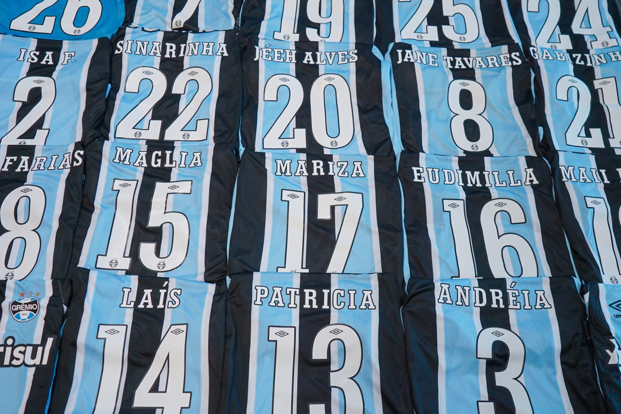 Gurias Gremistas têm numeração fixa e nomes estampados nas camisas