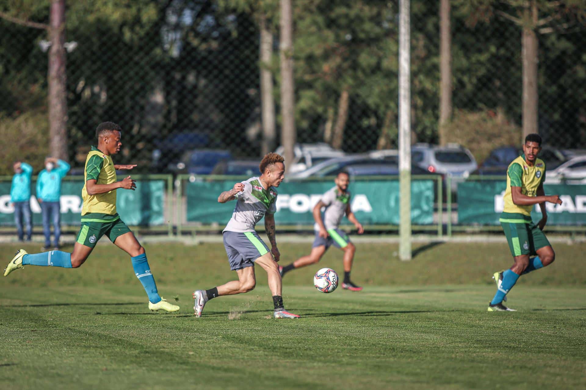 Coritiba quita salários com elenco