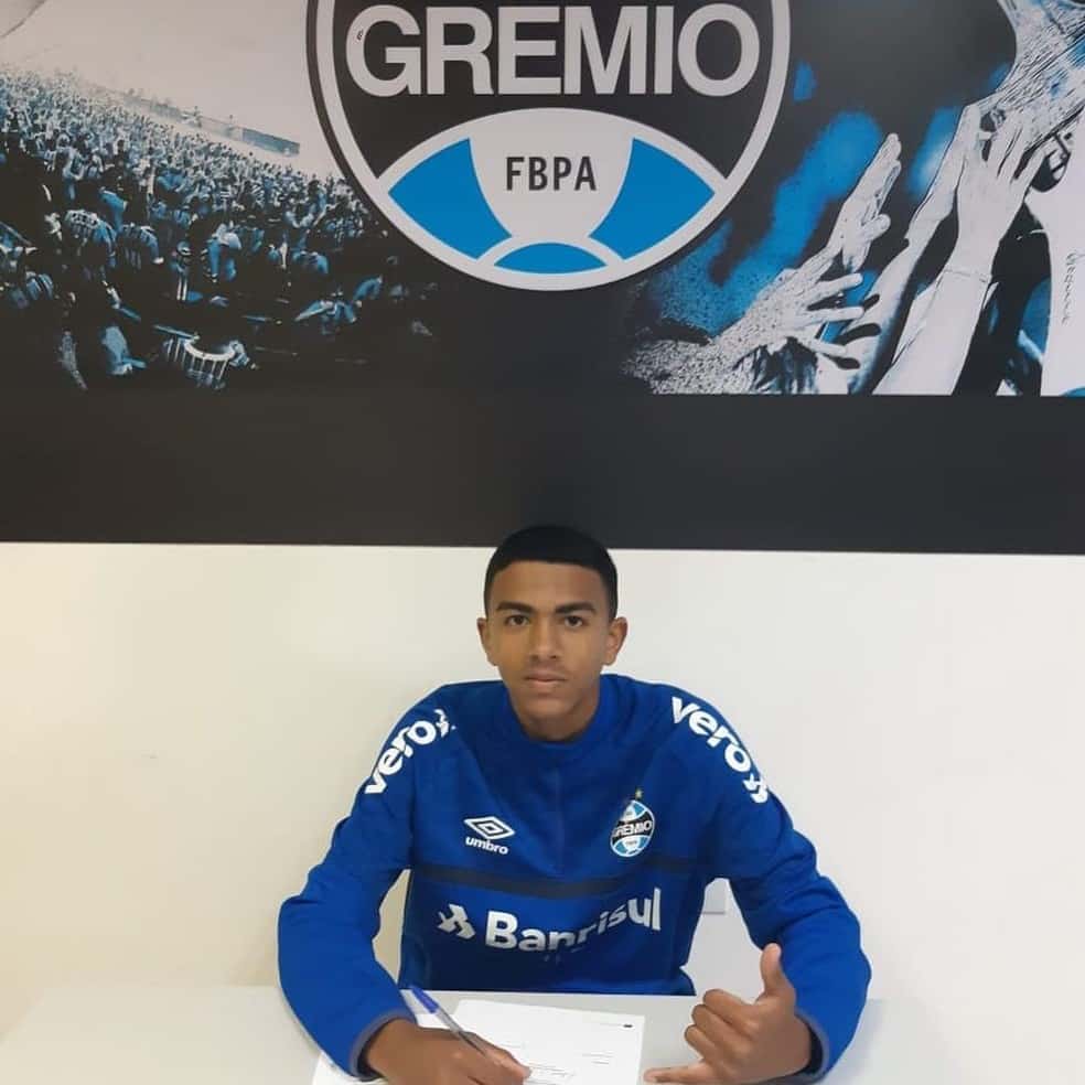 Grêmio assina contrato de formação com Daniel, filho de Tinga