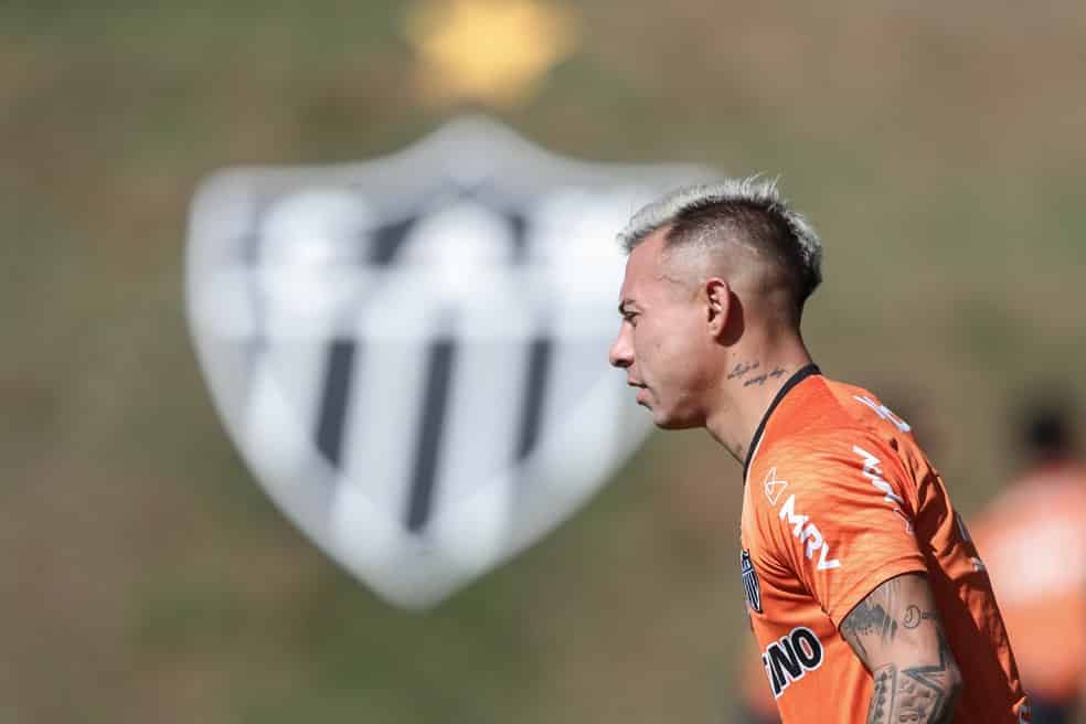 Vargas volta aos treinos após Covid-19