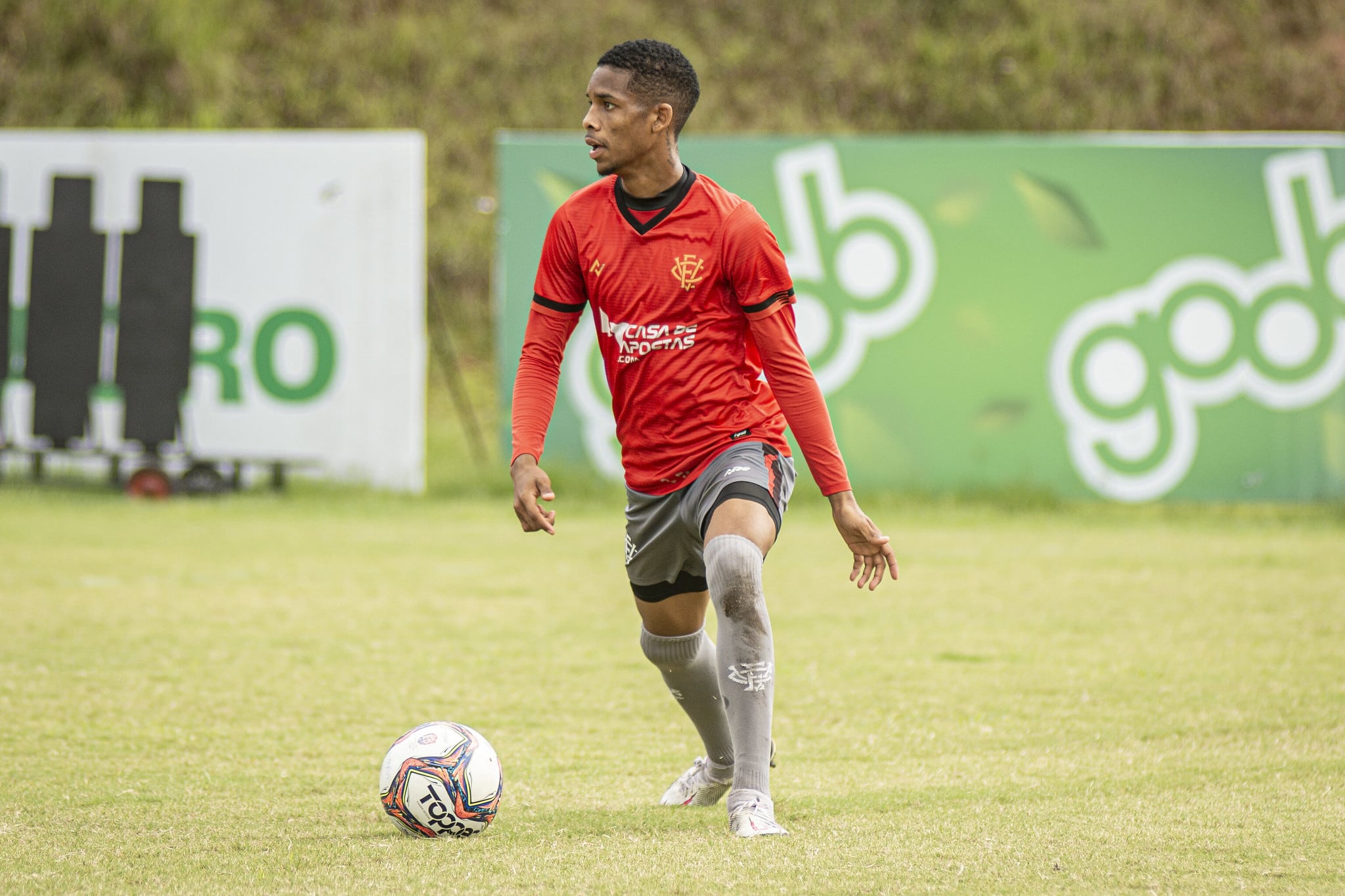 Pedrinho, do Vitória, será julgado por expulsão na 1ª rodada da Série B