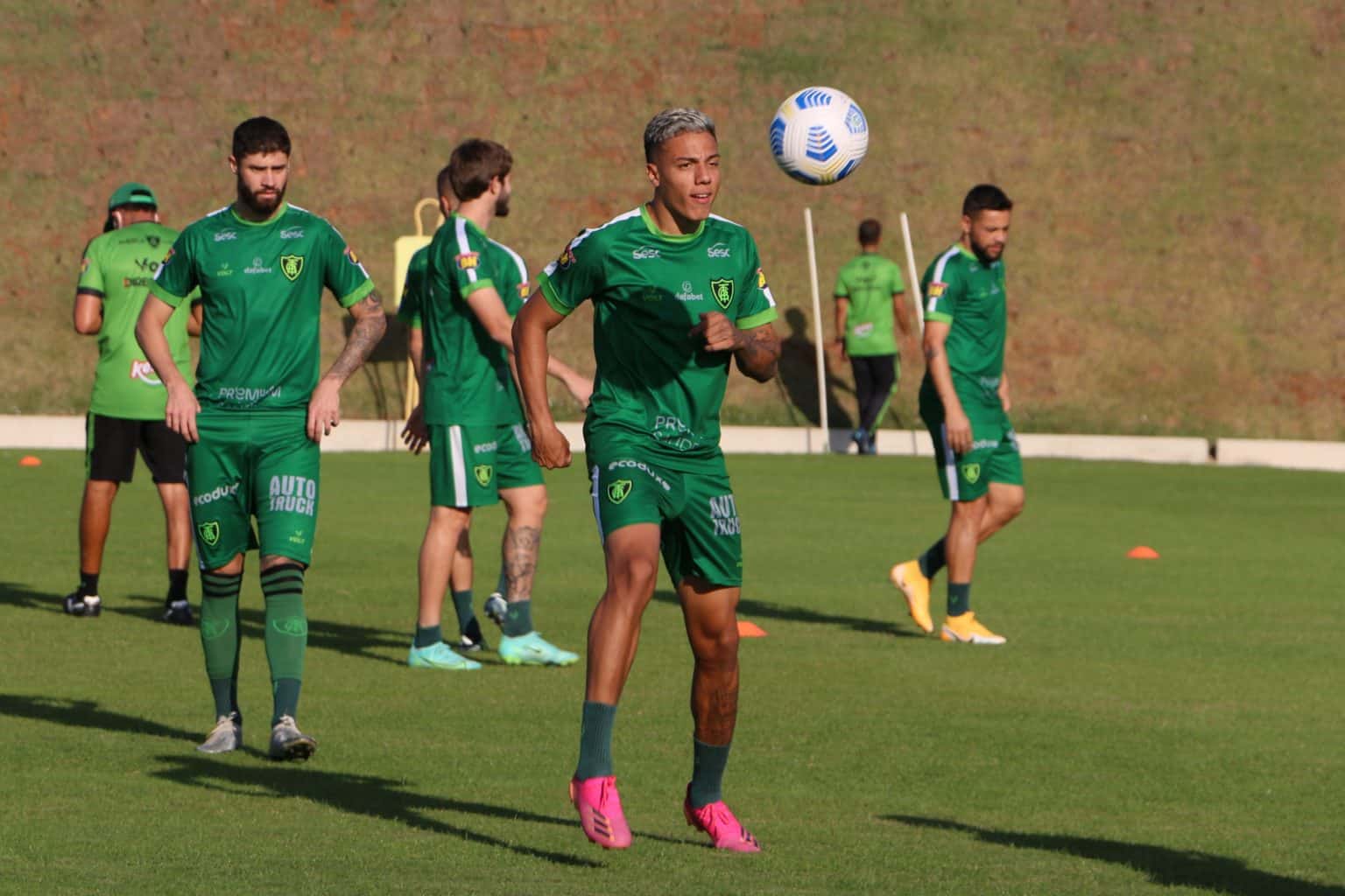 Com ajuste técnicos, América-MG treina de olho no Grêmio