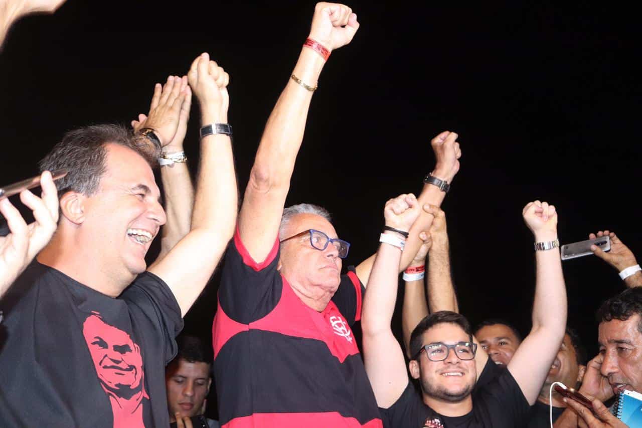 Paulo Carneiro, presidente do Vitória, afasta renúncia do clube