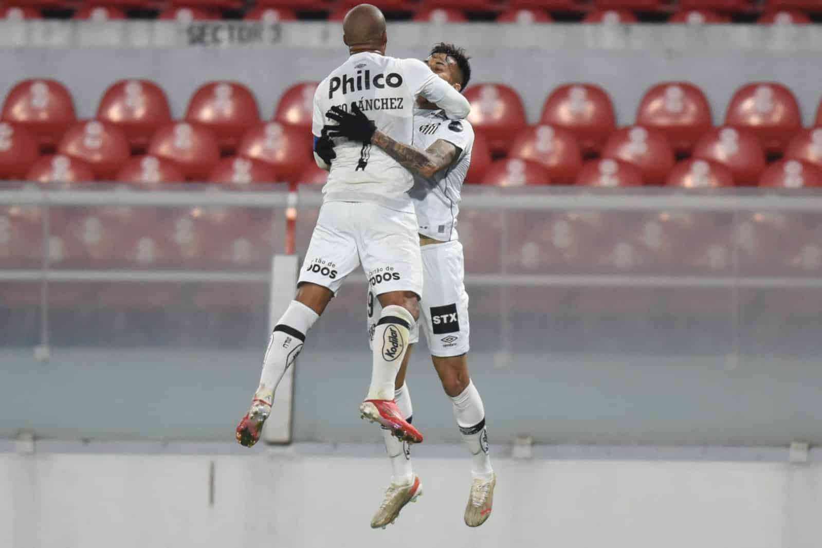 Santos avan&ccedil;a e encara Libertad nas quartas da Sul-Americana