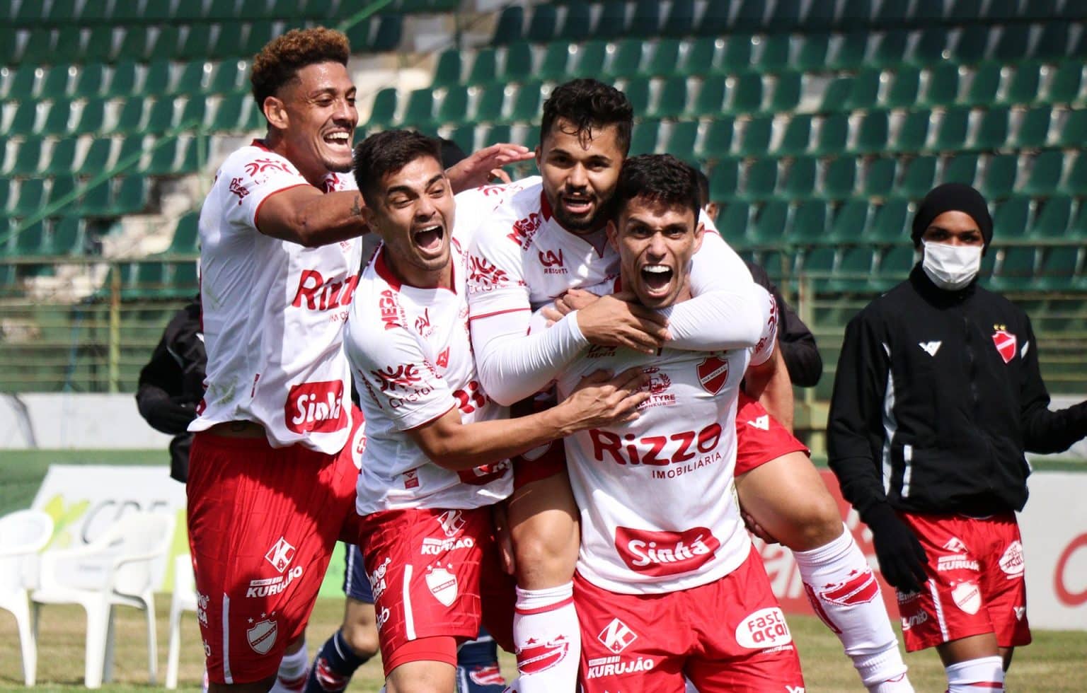 Com lei do ex, Vila Nova vence e convence