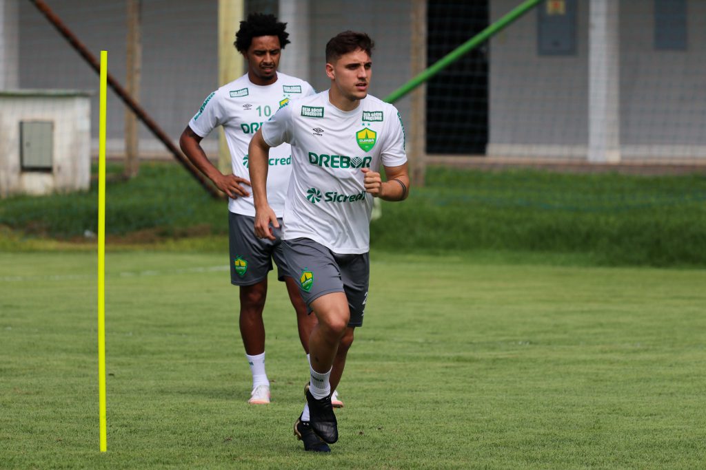 Volante do Cuiabá projeta duelo contra o Internacional no Campeonato Brasileiro