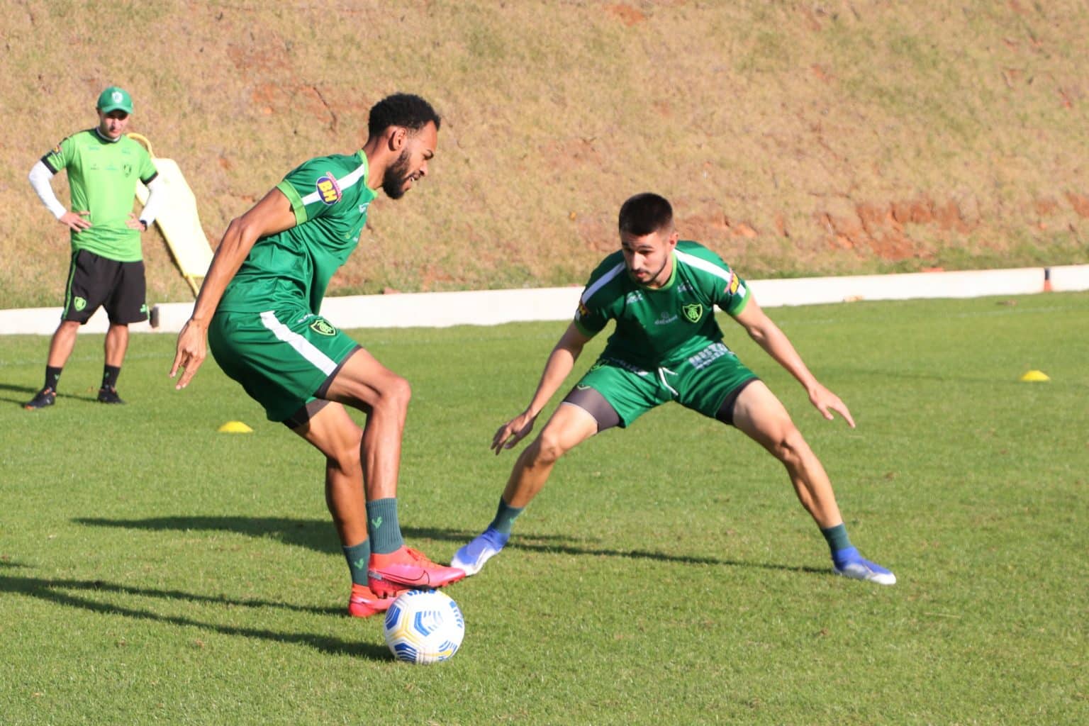 América-MG se reapresenta e treina de olho no Grêmio