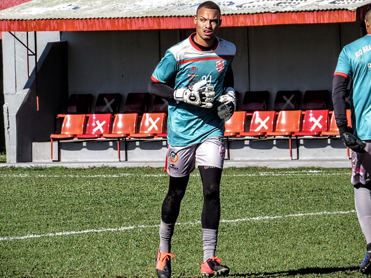 Adnilton Jr, goleiro do Rio Branco-PR, projeta dificuldade para o acesso, mas afirma “ Não vai faltar entrega “