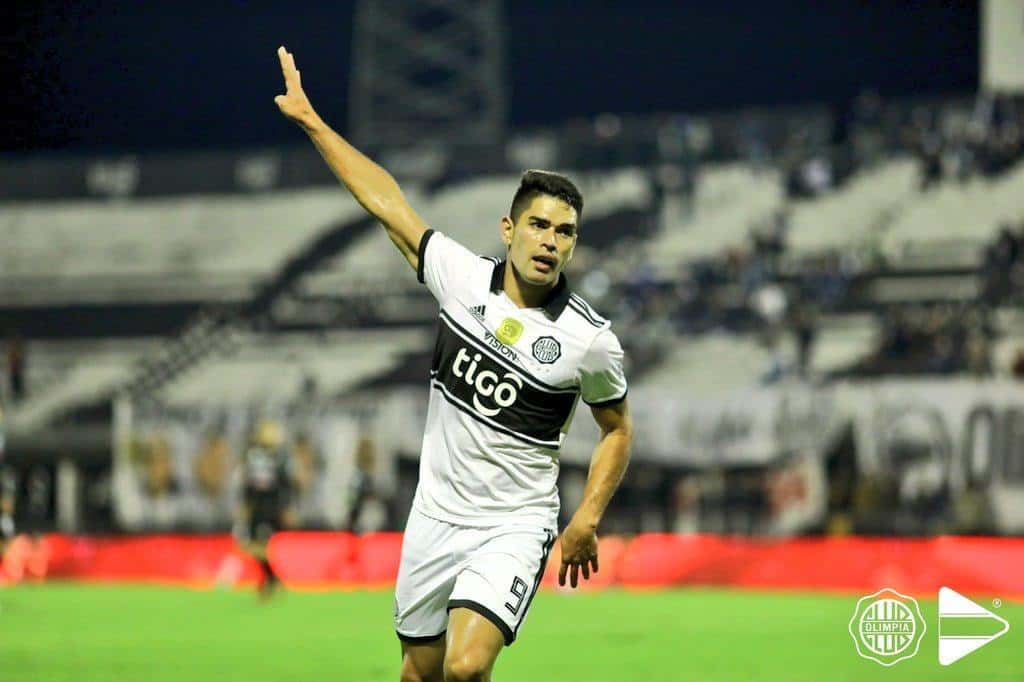 Atlético-GO negocia com centroavante paraguaio