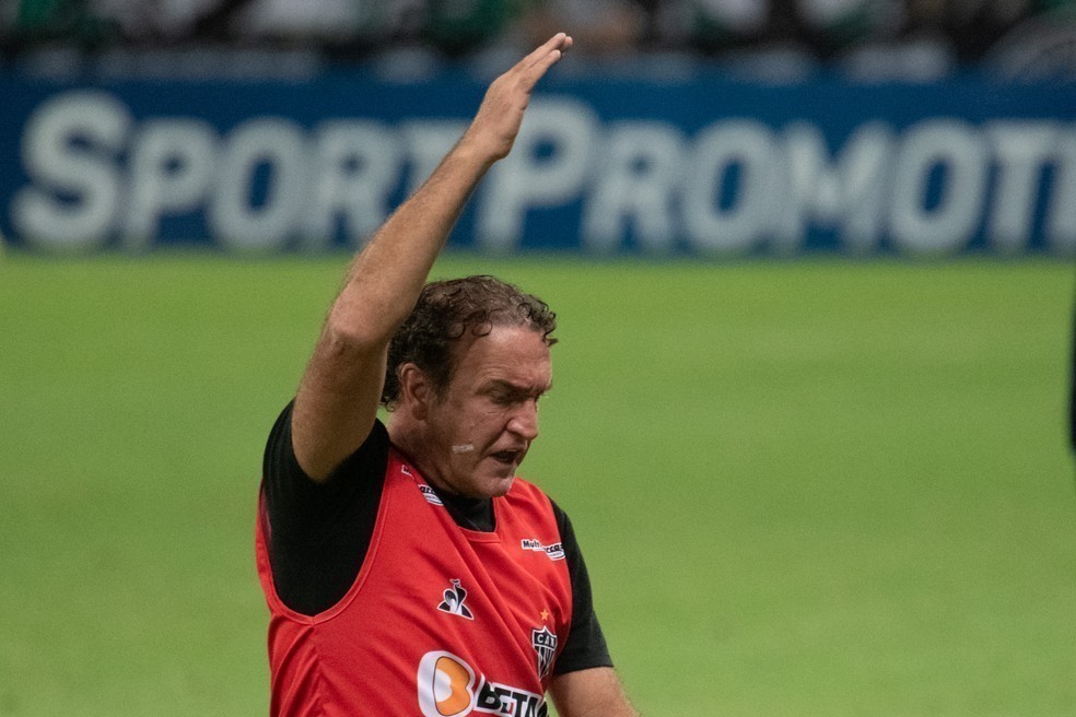 STJD pune Cuca com quatro jogos de suspensão