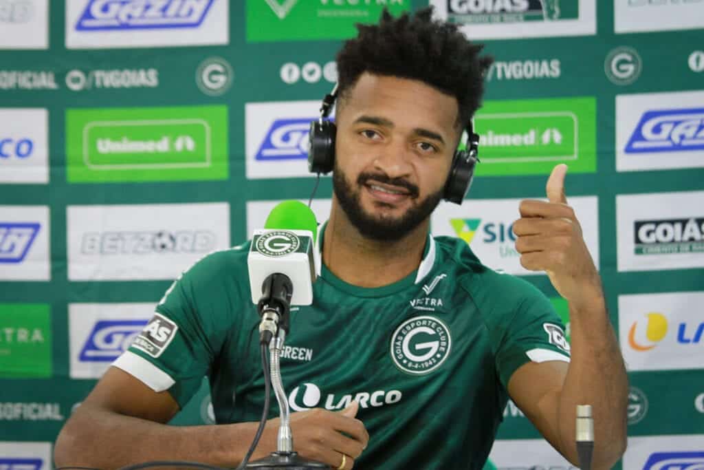 Reforço na área: Artur é apresentado pelo Goiás!