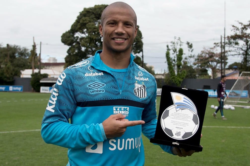 Sánchez recebe homenagem do Santos: “Quero cravar de vez meu nome na história desse clube gigante”