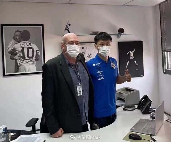 Xiao Junlong assina contrato profissional com Santos
