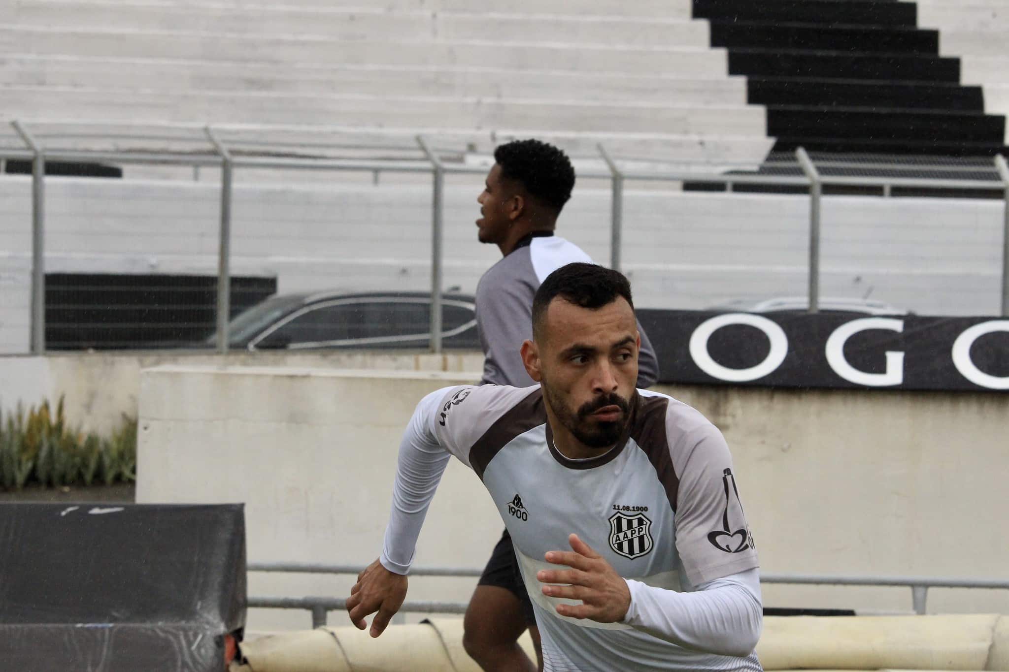 Ponte Preta treina na chuva focada no próximo jogo contra o Vasco