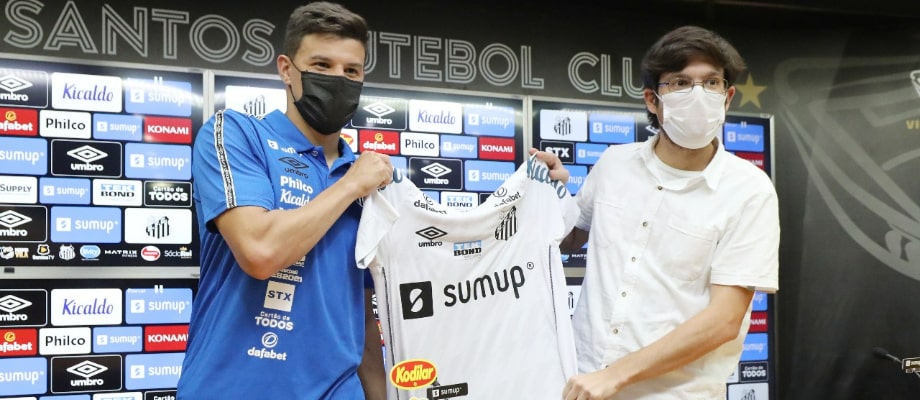 Augusto é apresentado pelo Santos e afirma: “É o maior desafio da minha carreira”