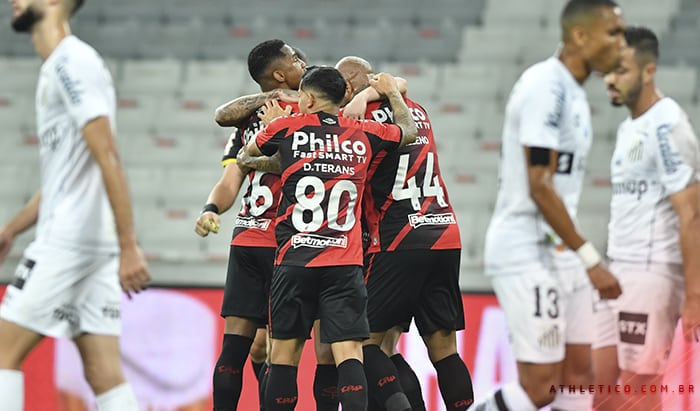 Após 11 jogos tomando gols, zaga do Athletico passa em branco contra o Santos
