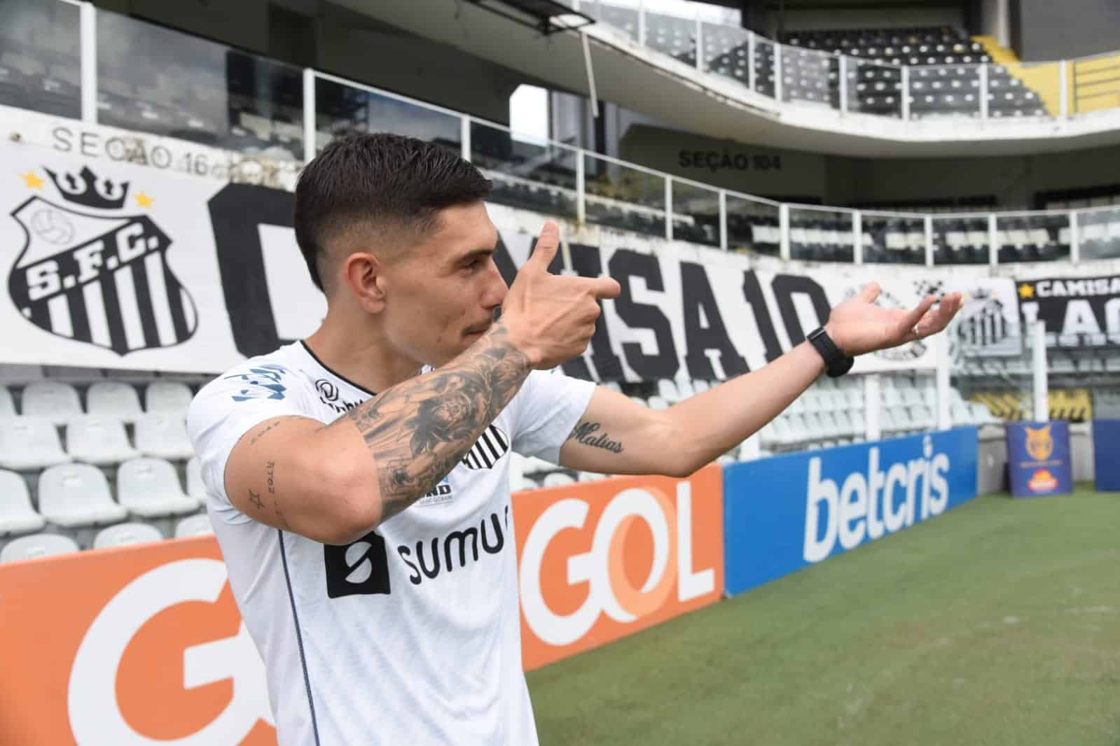 Velázquez demostra liderança em sua chegada e afirma: “110% dentro de campo”