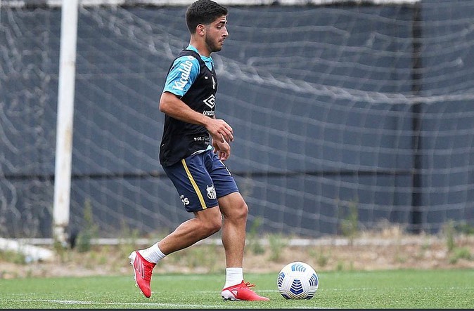 Matías Lacava se destaca em treinos no CT Rei Pelé