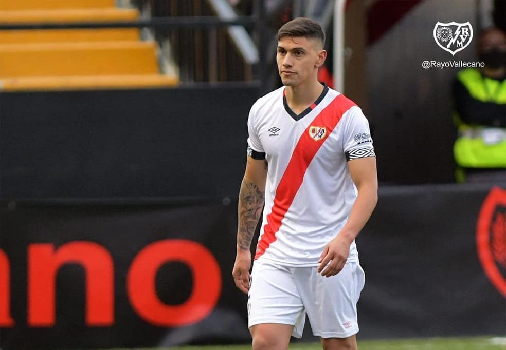 Santos acerta contratação de zagueiro da seleção uruguaia