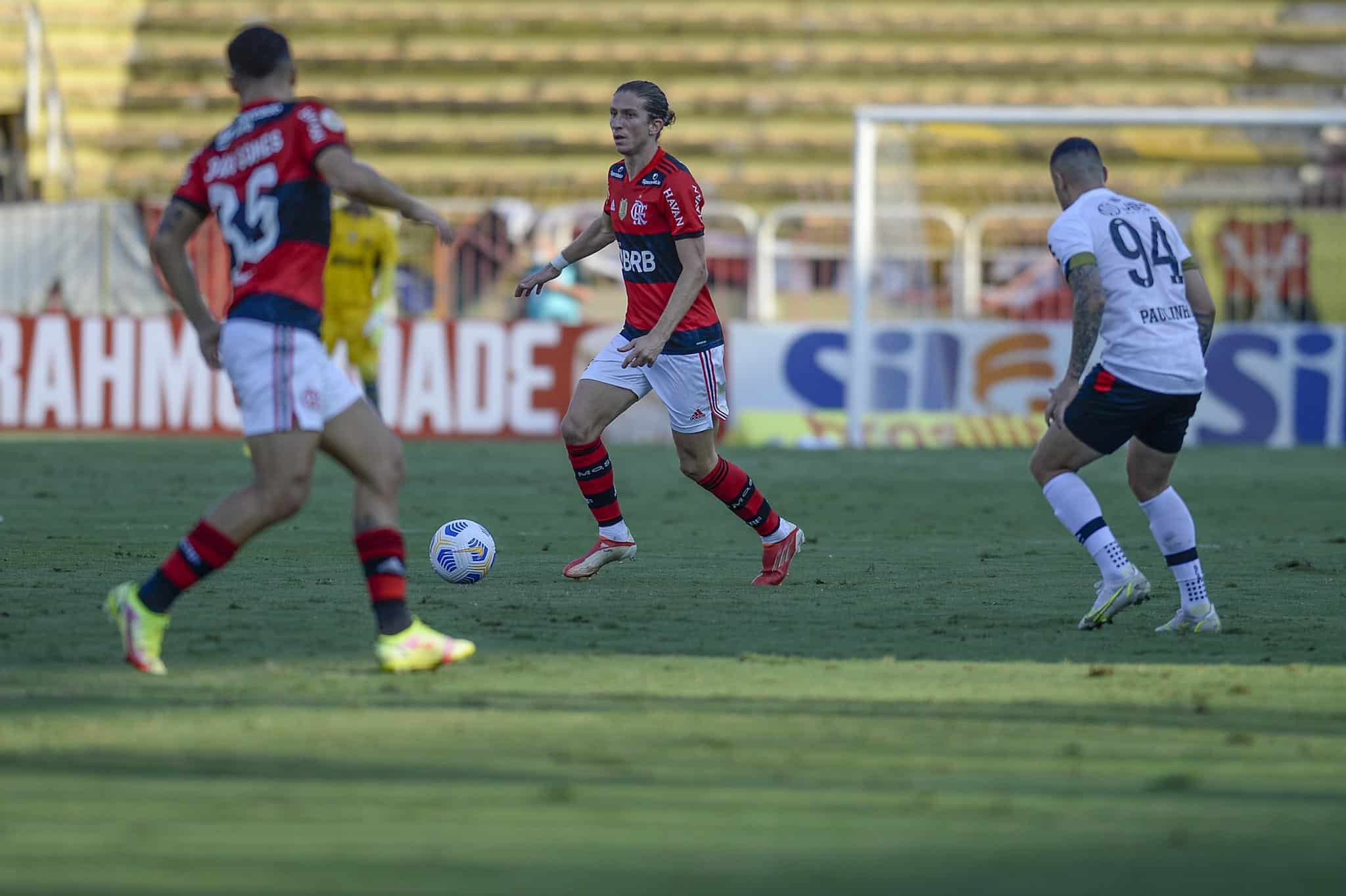 Flamengo fecha com Kennedy e mira mais um reforço