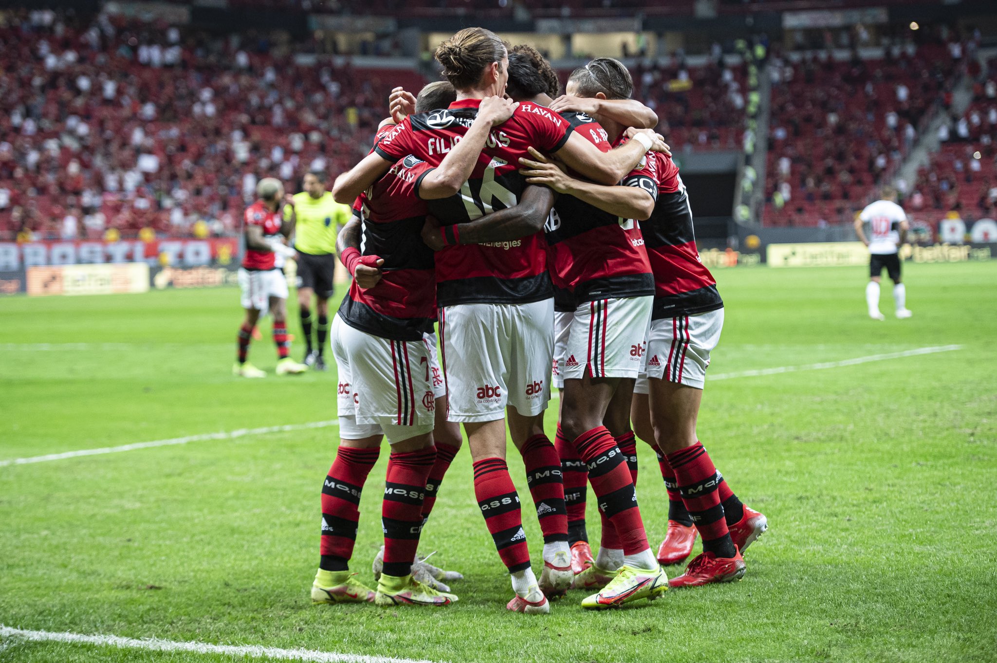 Flamengo vence Olímpia e vai às semifinais da Libertadores