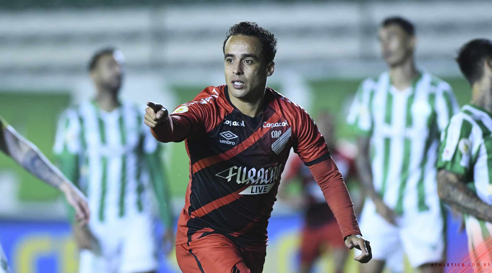 Meia do Athletico gera polêmica em resposta a um torcedor em sua rede social