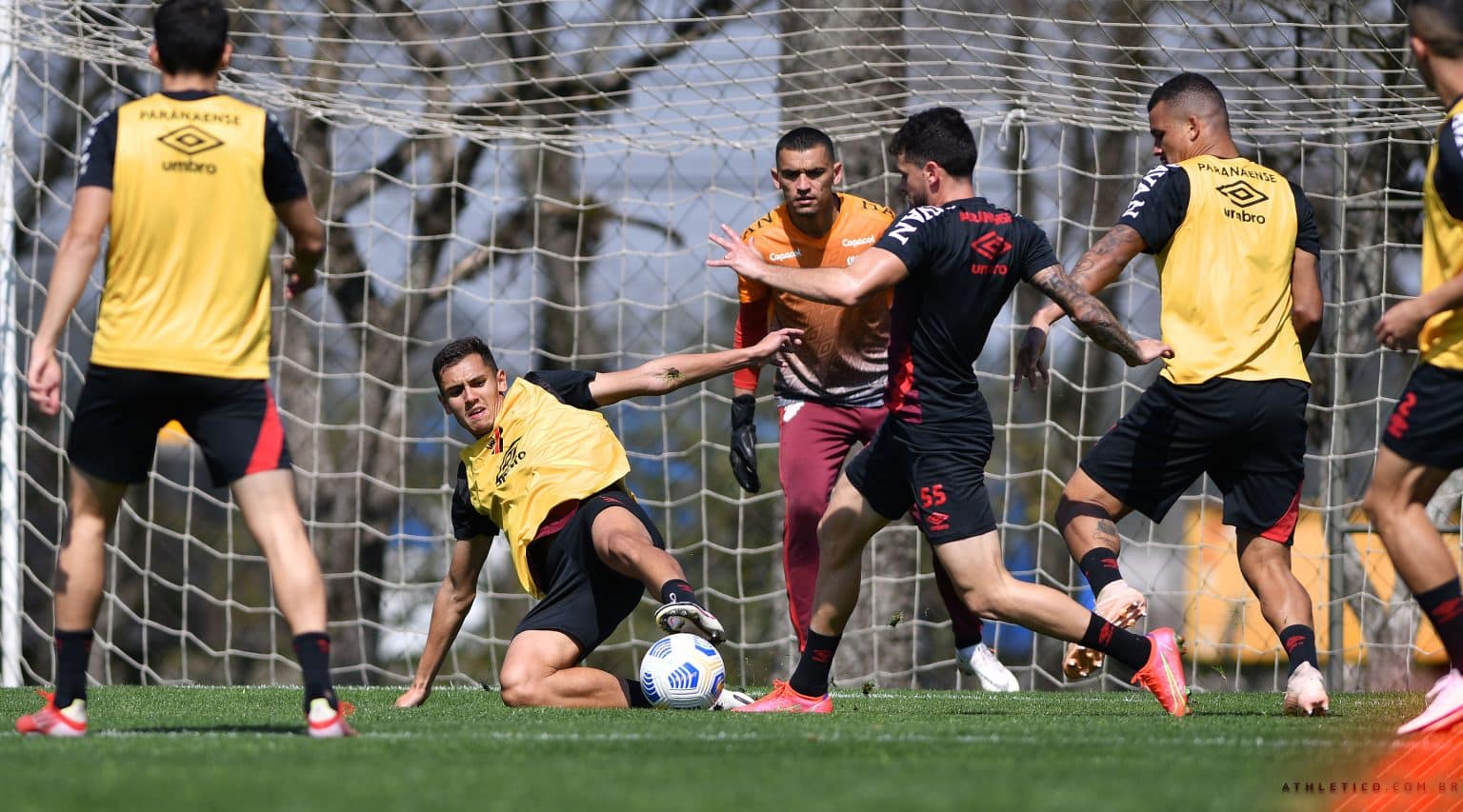 Pedro Rocha e Lucas Fasson são relacionados para a partida contra o Santos