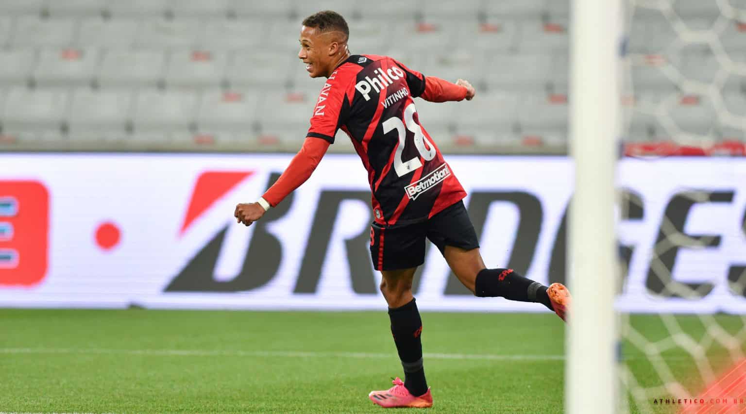 Athletico encaminha venda de Vitinho ao Bordeaux