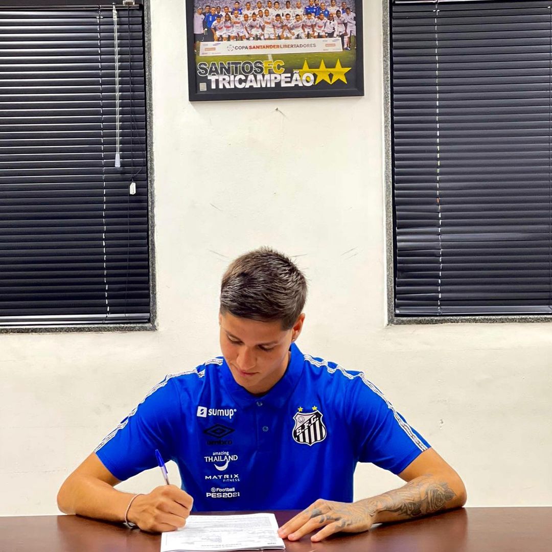 Santos assina com atacante; multa é de R$ 615 milhões