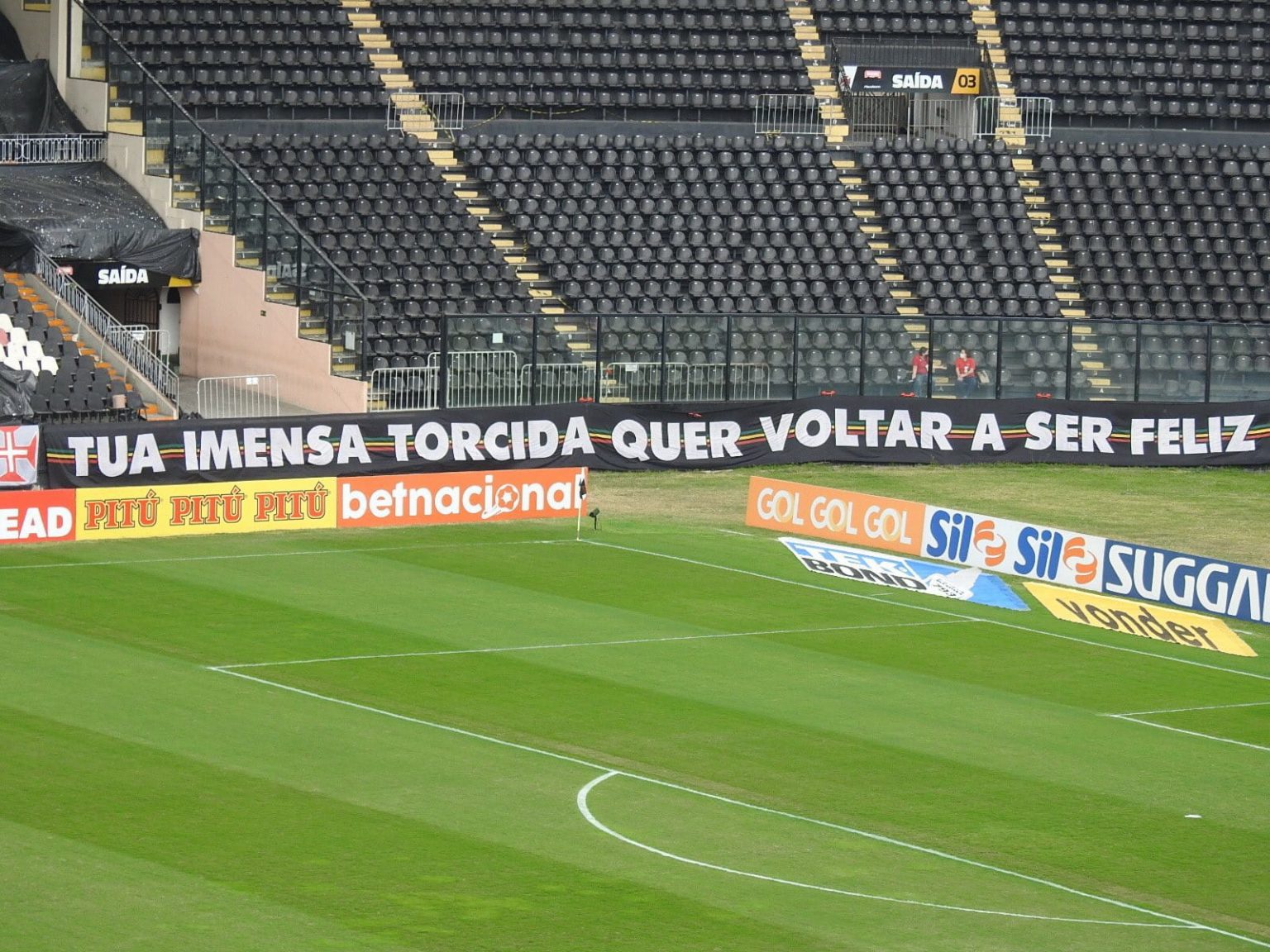 Torcedores de organizadas vão ao CT do Vasco conversar com jogadores