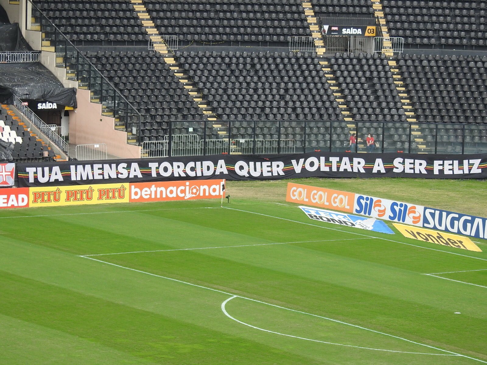 Torcedores de organizadas vão ao CT do Vasco conversar com jogadores