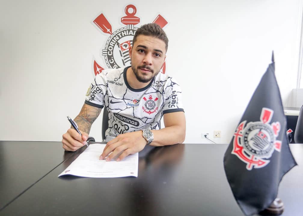 Corinthians anuncia a contratação do lateral-direito João Pedro