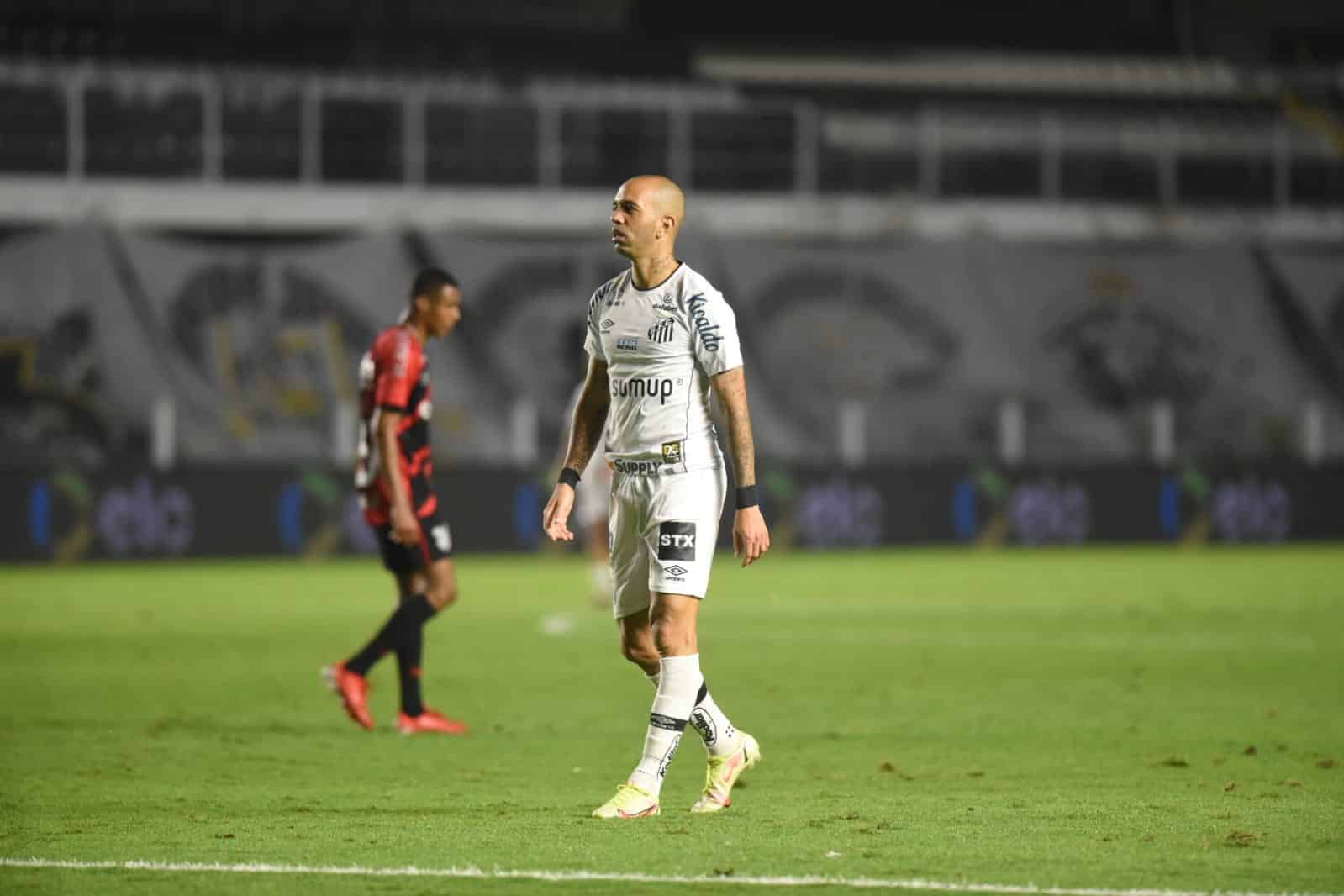 Diego Tardelli cogitou deixar o Santos após emboscada