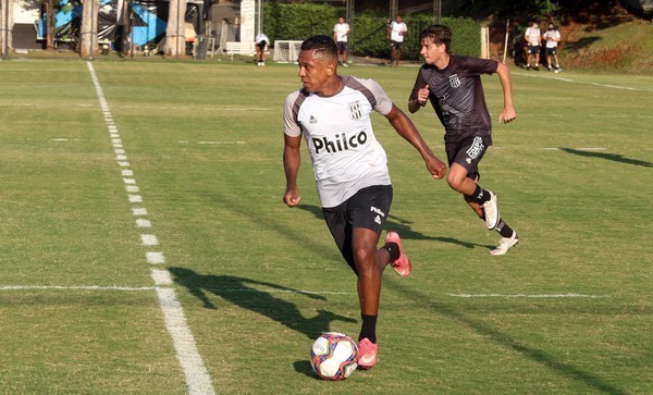 Niltinho sente problema físico durante a preparação para o duelo com o Sampaio Corrêa e é dúvida