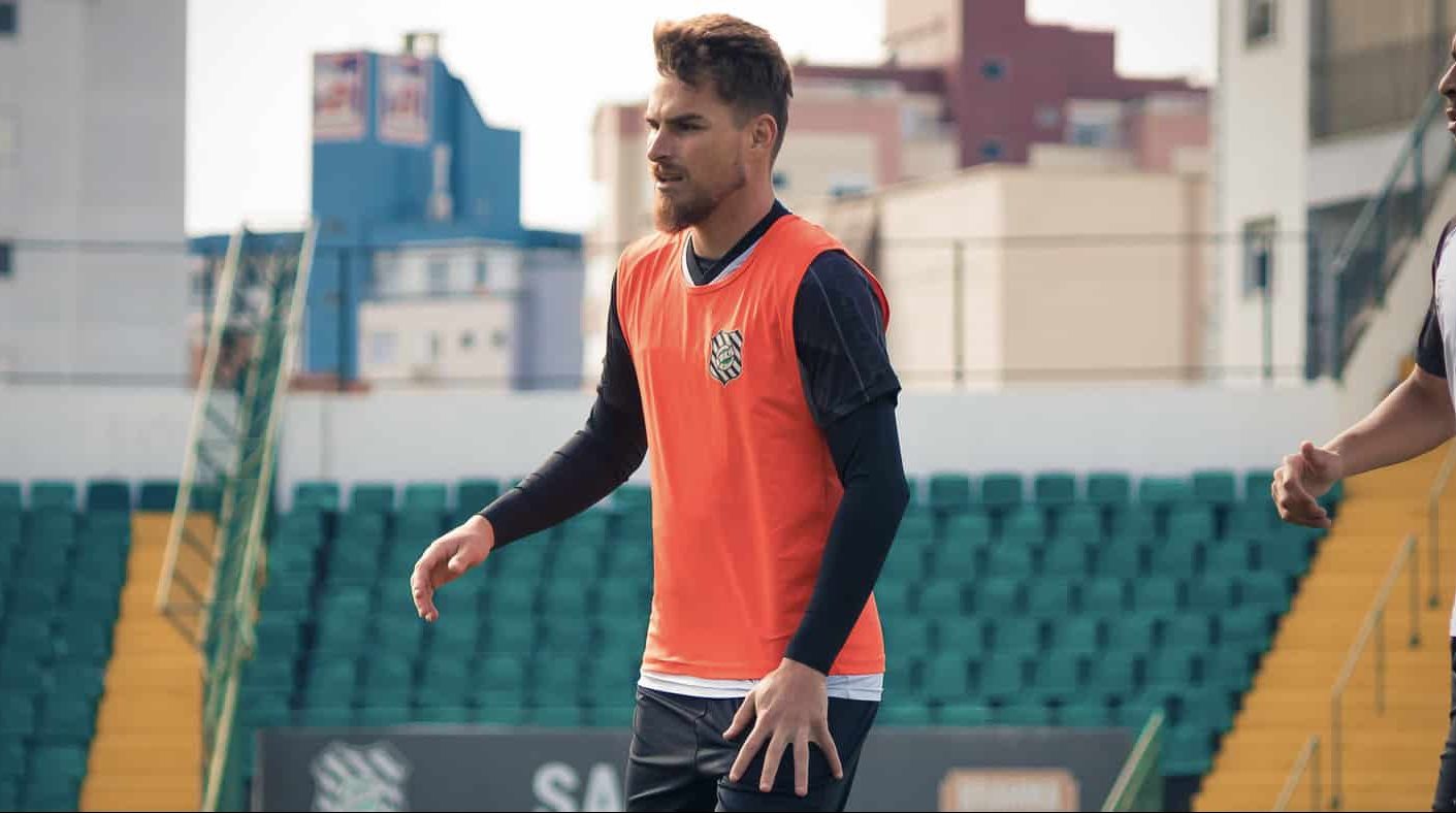 Vila Nova regulariza lateral André Krobel