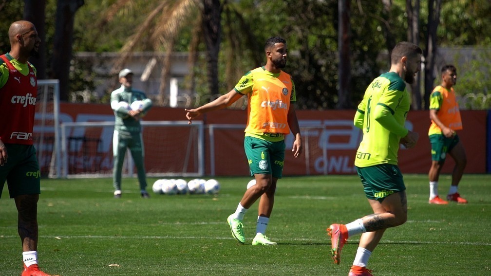 Jorge treina com bola no campo após longo tempo