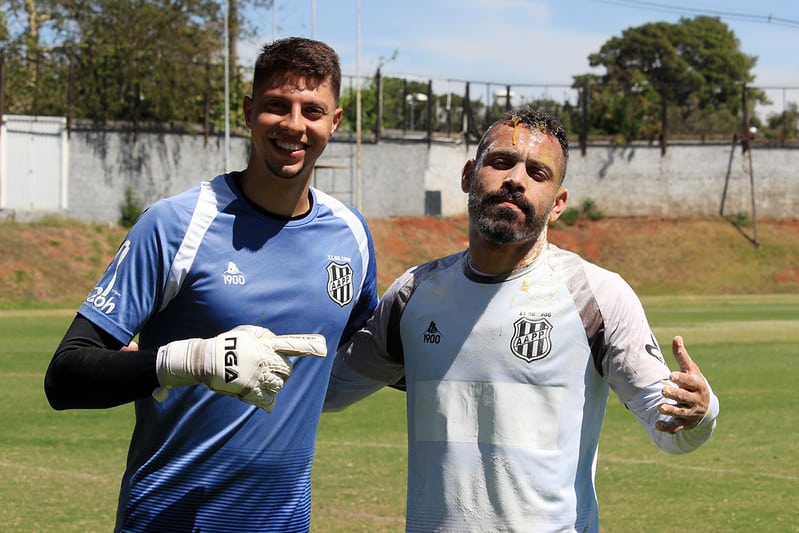 Aniversariante, Moisés leva ovada em treino da Ponte Preta