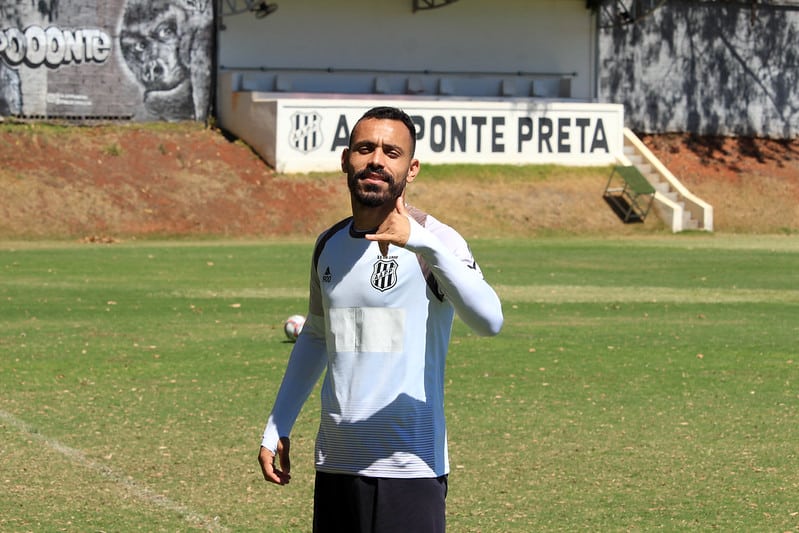 Como está a situação de Moisés para o dérbi?